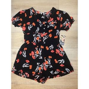 Floral button up romper NWT 🤩 flattering & comfy